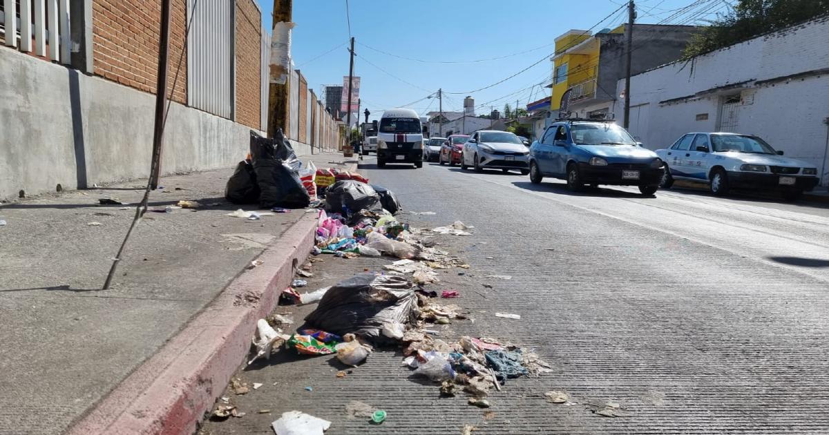 Urgente que sancionen a quienes tiran su basura en las calles de ...