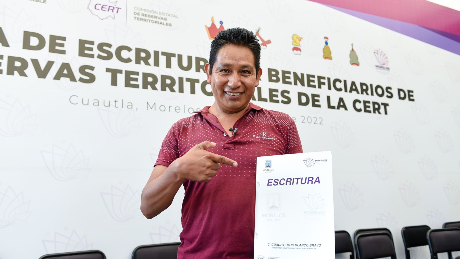 Cumple Cuauhtémoc Blanco sueño de familias al entregarles escrituras de sus predios