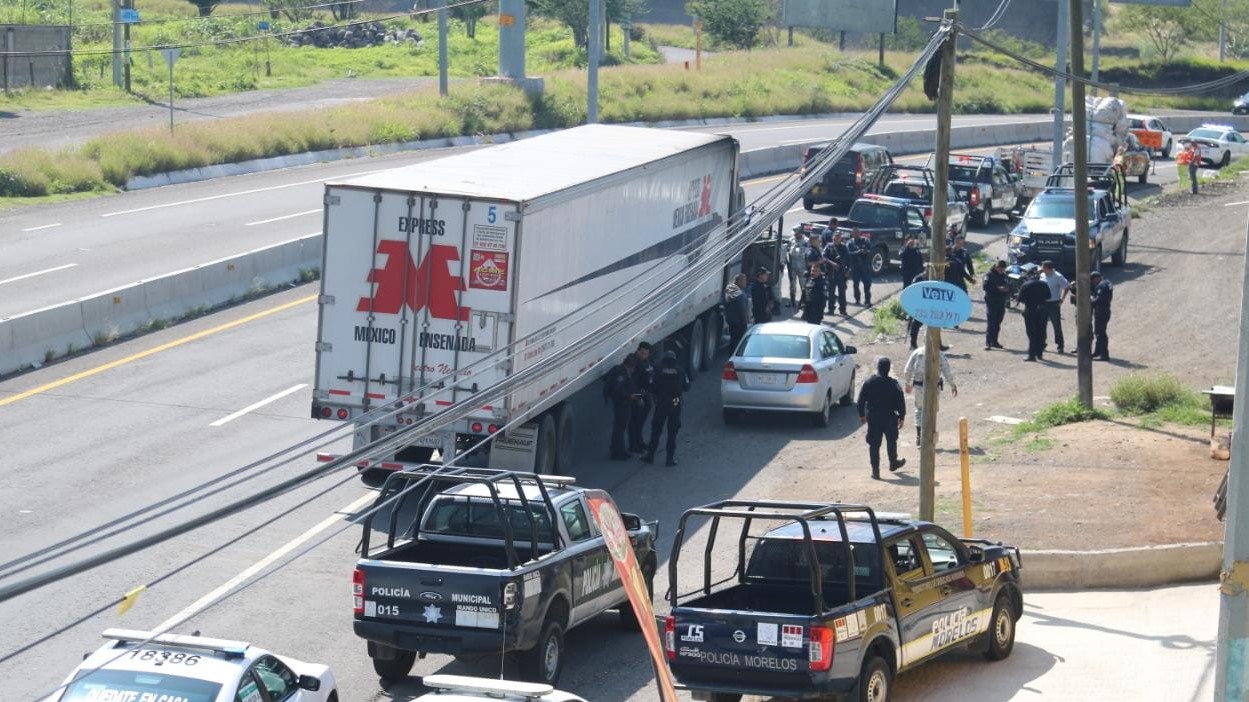 Frustran robo de trailer con electrodomésticos