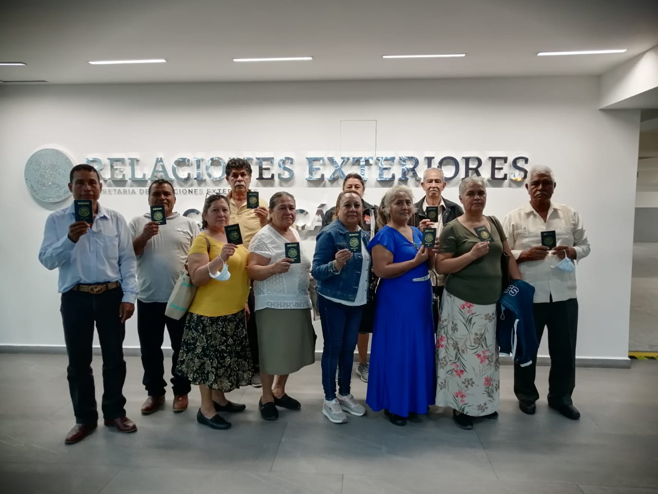 Benefician a más adultos mayores con pasaportes para tramitar su visa