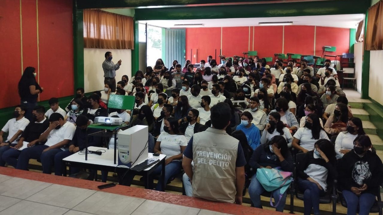 Lleva CES a estudiantes de bachillerato herramientas de protección y cuidado ante delitos