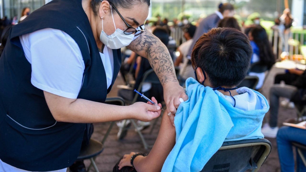 Ahora prevén vacunar a menores en escuelas