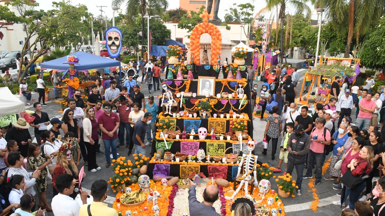 Rinde Ayuntamiento de Cuautla tributo a los difuntos con ofrendas monumentales