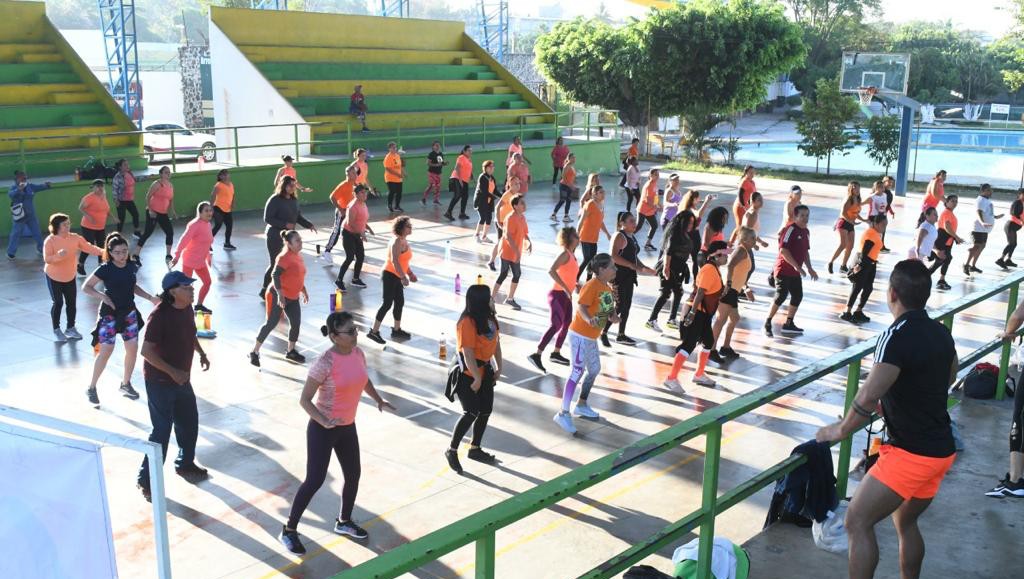 Con clase de zumba en Cuautla, hombres y mujeres se suman a la semana naranja