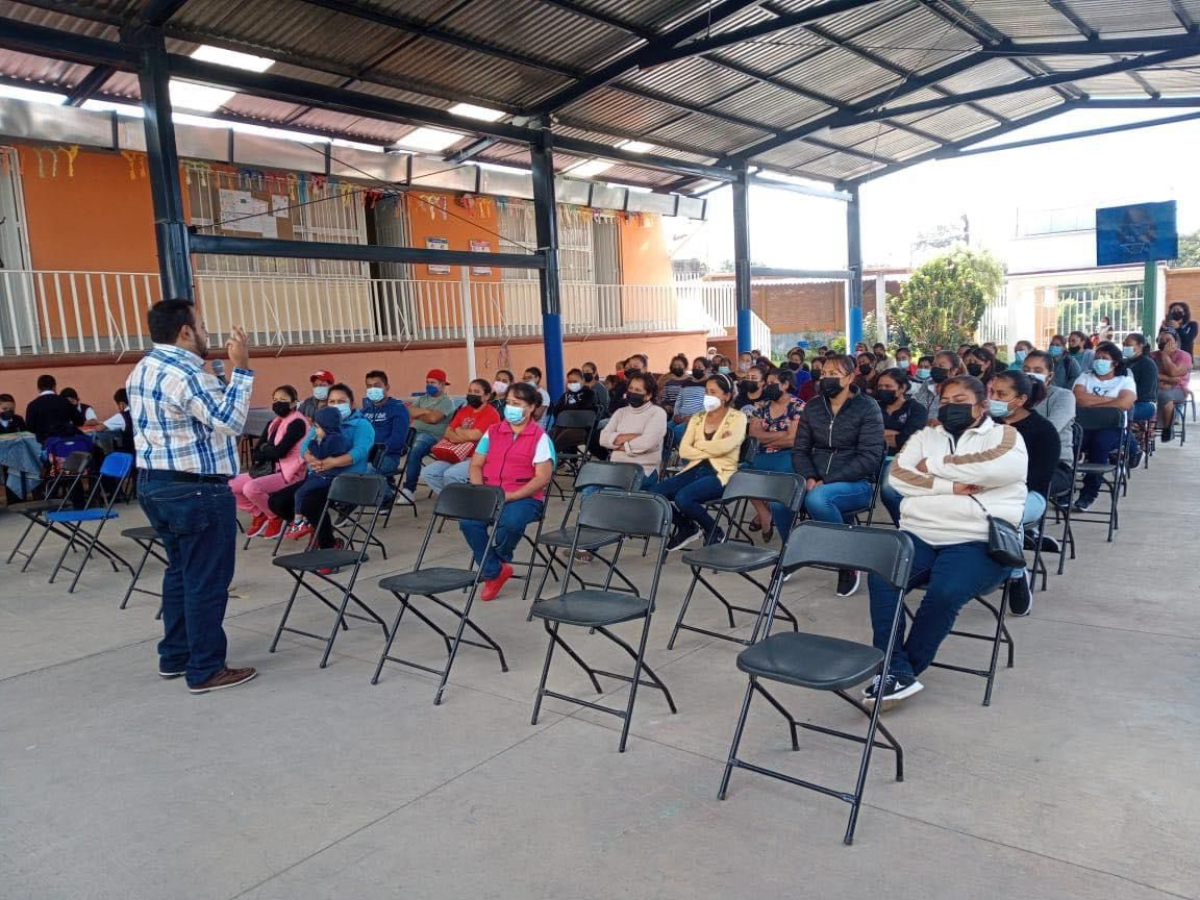 Siguen acercando talleres a padres de familia