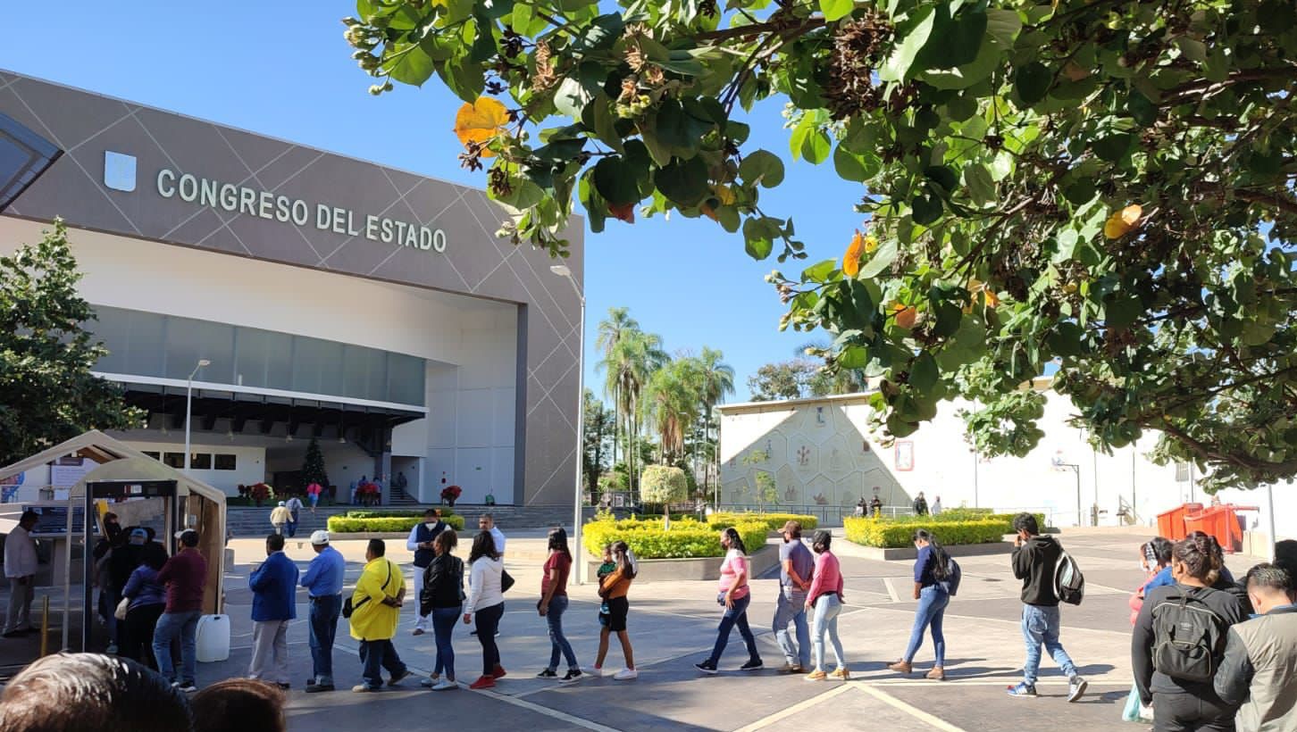 Niegan acceso al congreso de Morelos a Alcaldes pero reciben hasta con café a quienes les aplauden