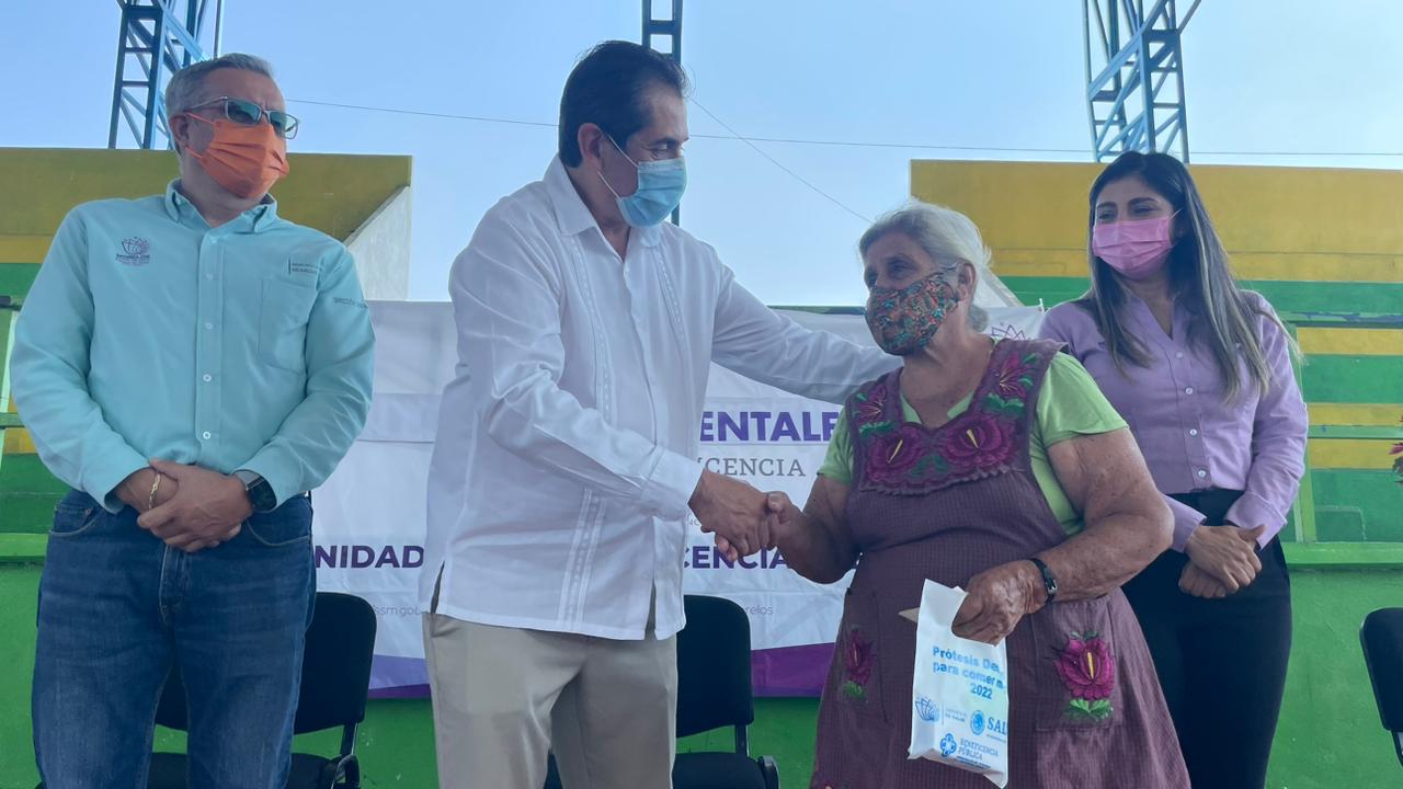 Entrega gobierno de Morelos prótesis removibles a personas de bajos recursos