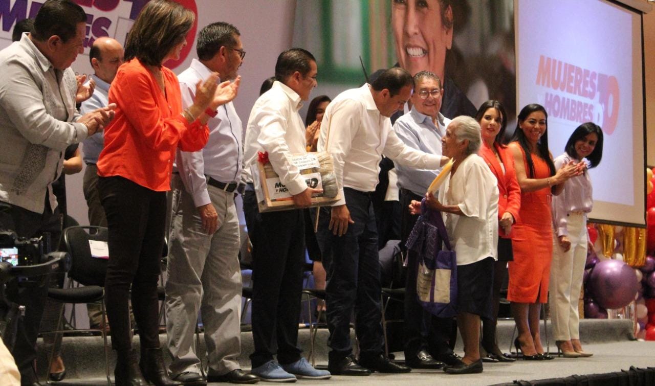 Brinda programa Hombres y Mujeres de 10 oportunidad de capacitar a personas de la tercera edad