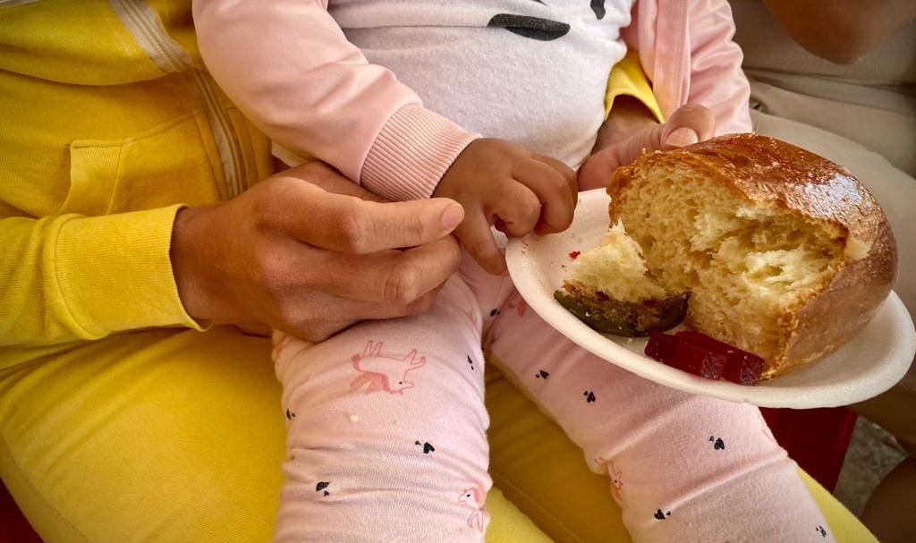Parten rosca de reyes mujeres privadas de la libertad con sus menores hijos
