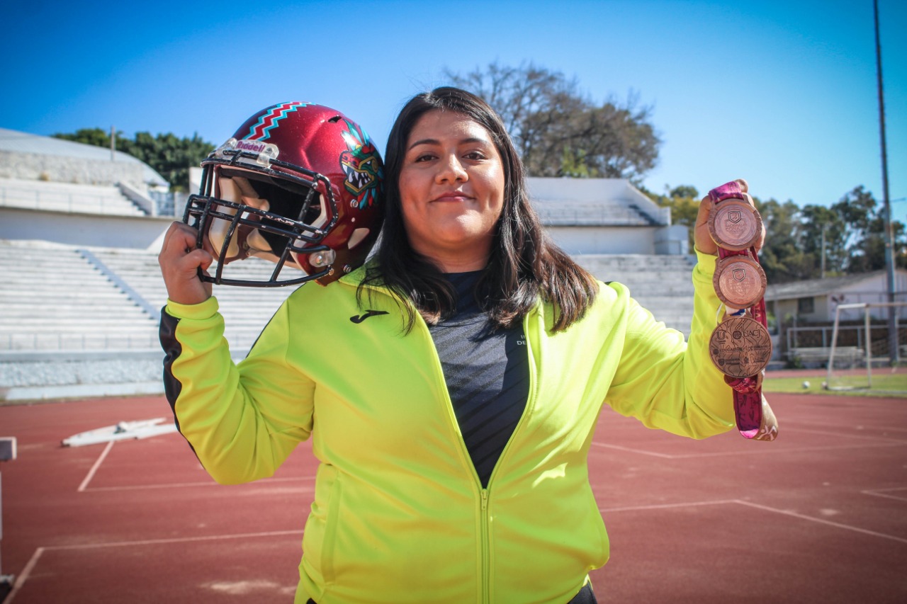 Mujer morelense entre lo mejor del país en levantamiento de pesas y fútbol americano