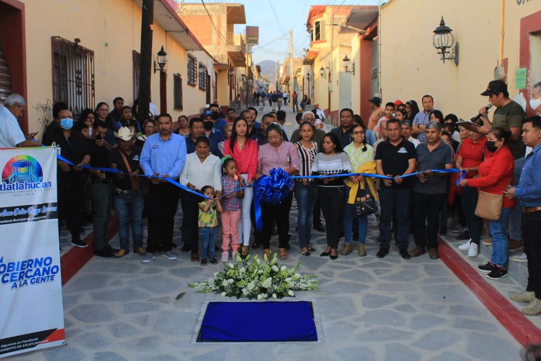 Cumple Alma Reyes con los vecinos de la calle Hidalgo en Atlatláhucan