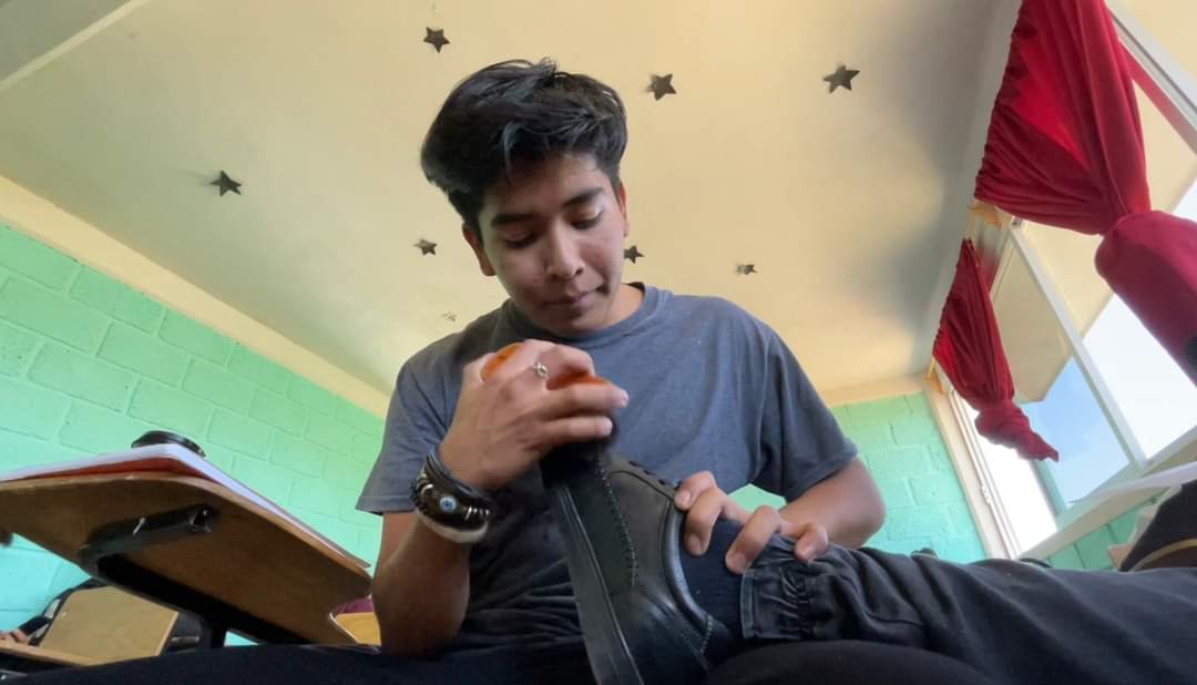 Bolea zapatos de sus compañeros en la escuela para ganarse una lana extra