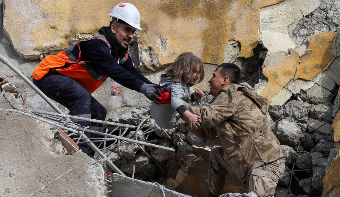 Rescatistas morelenses viajan a Turquía para ayudar, tras sismo