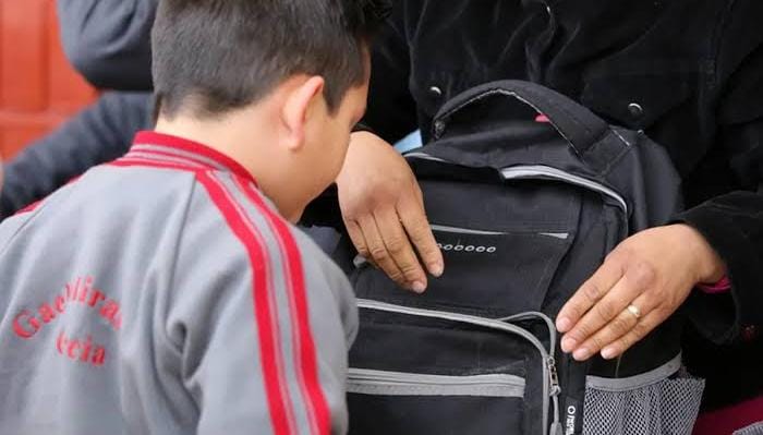 Piden en escuelas revisar mochilas de  niñas, niños y adolescentes