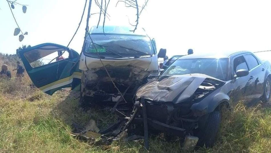 Deja accidente entre combi del transporte público y auto varios lesionados en Yautepec