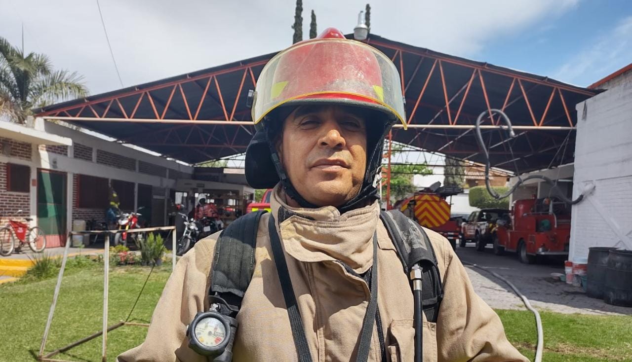 Bombero de Cuautla requiere ir a Estados Unidos para salvar la vida a su hermano