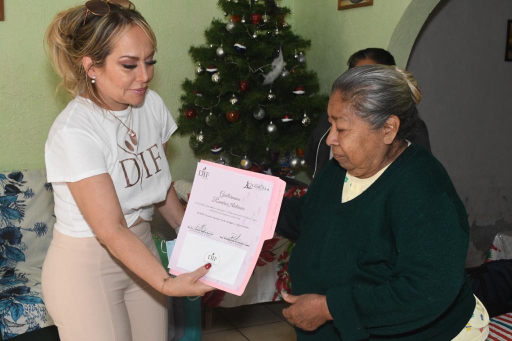 Entrega Araceli García apoyo económico a familias afectadas por inundación