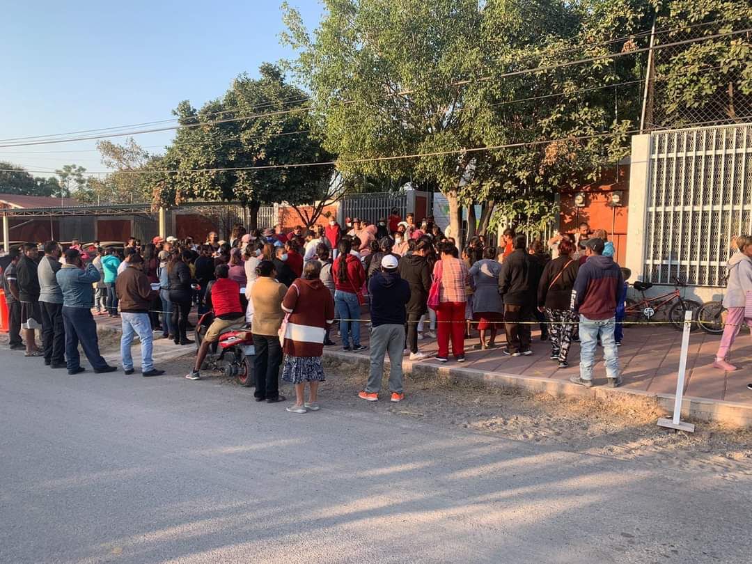 Padres de familia en Axochiapan niegan acceso a docente acusado de acoso