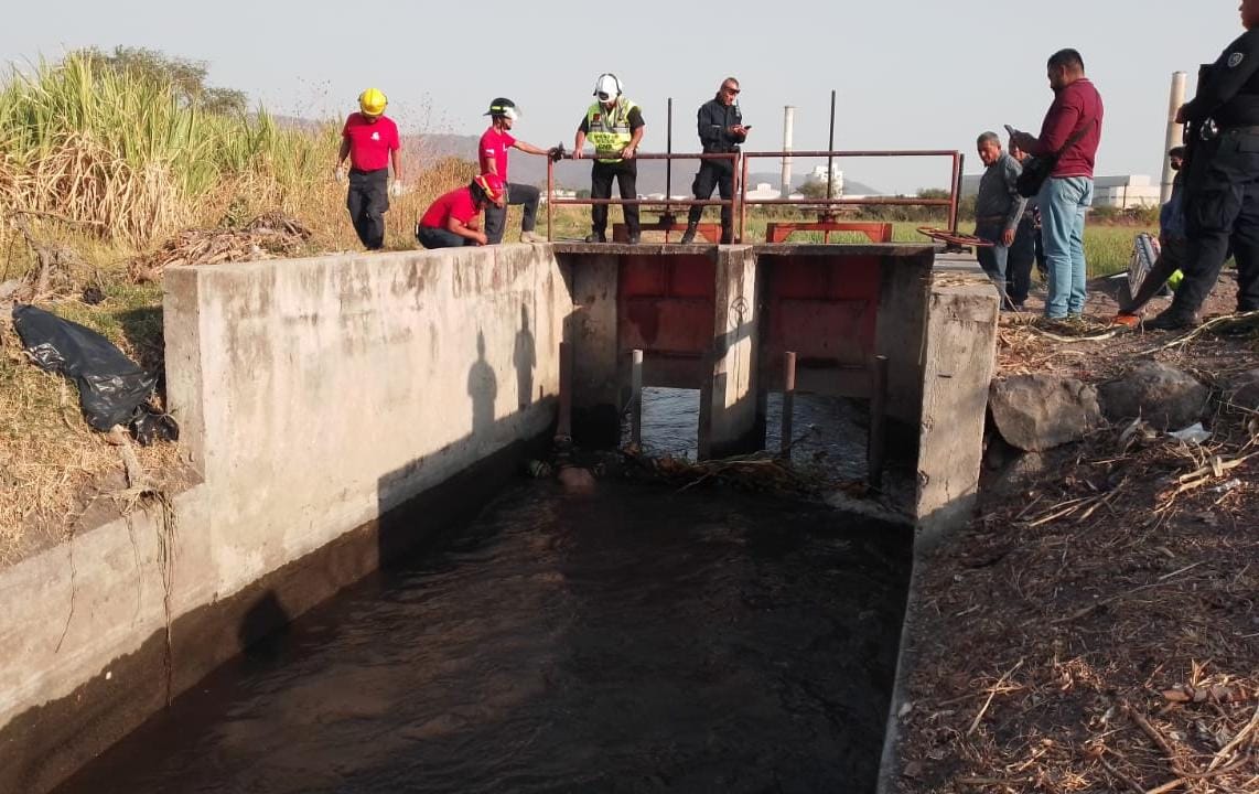 Localizan cuerpo de hombre en canal de agua