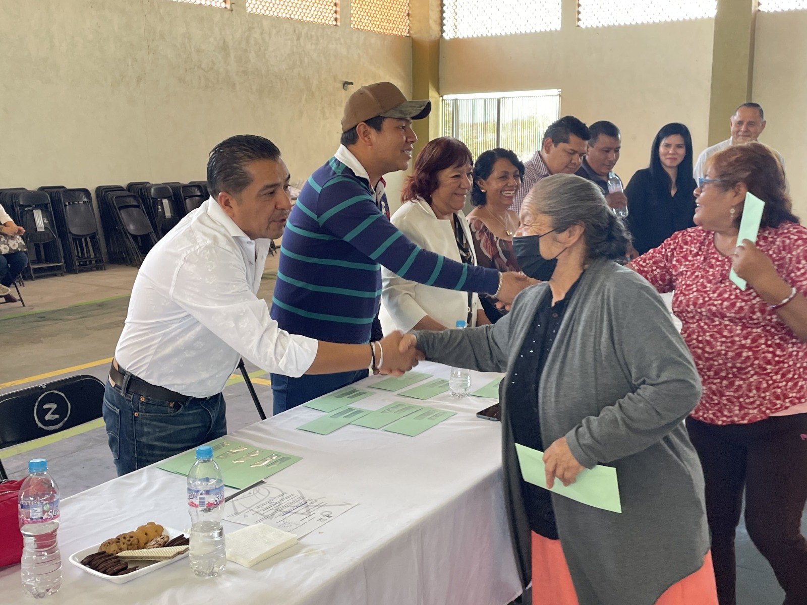 Entrega SEDESO visas para adultos mayores en Jantetelco
