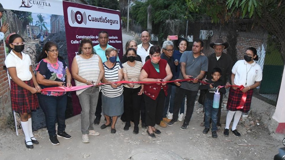Más de 800 familias se benefician con obras de agua y drenaje en la Peña Flores
