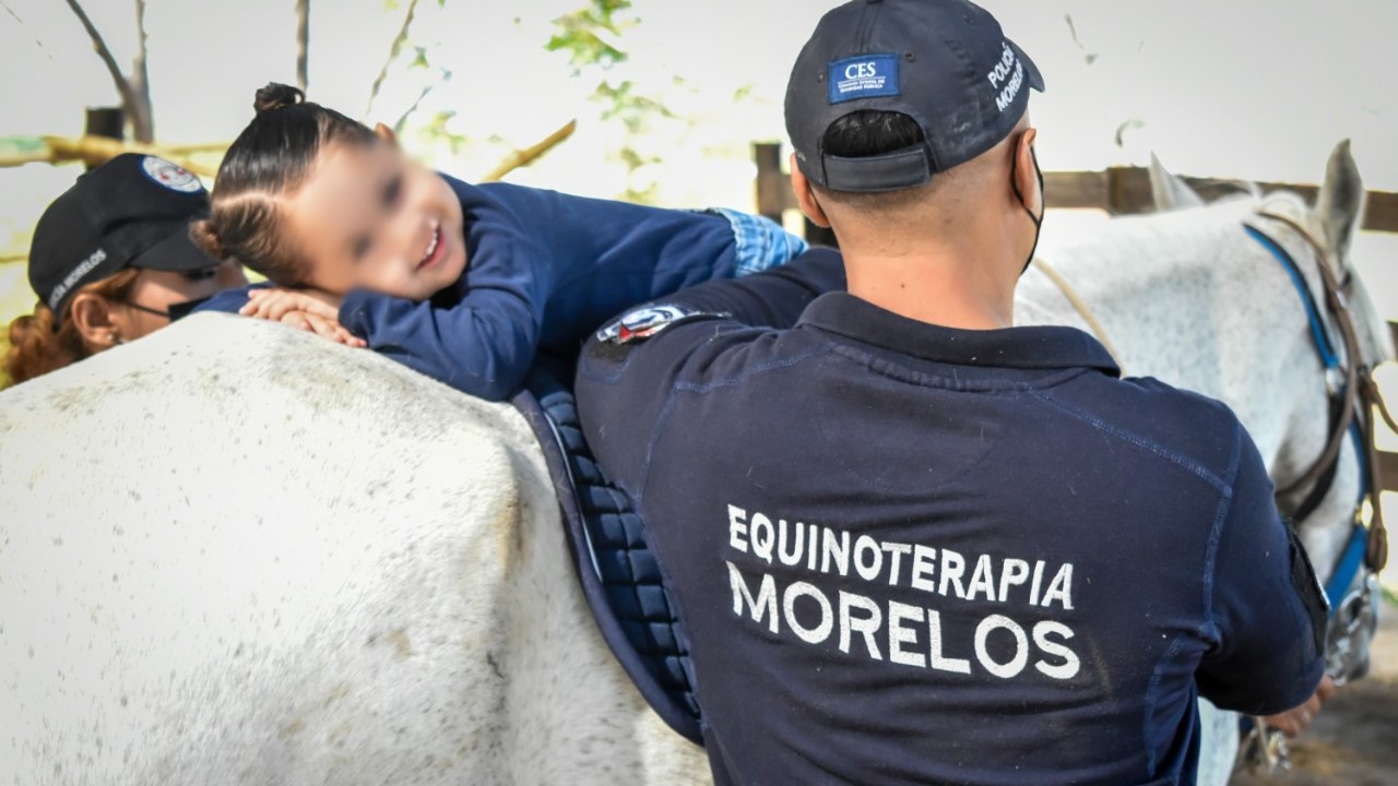 Ofrece CES Morelos equinoterapia a infantes con discapacidad