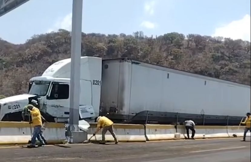 Muere hombre tras arrojarse de trailer que quedó sin frenos