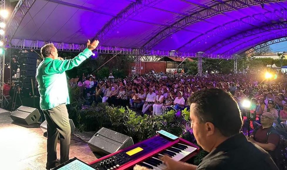 Con lleno total presentan concierto gratuito de Carlos Cuevas en Cuautla