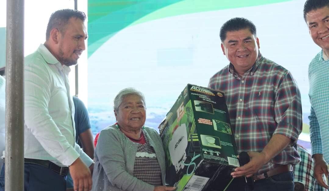 Por segundo año cumple Rafael Sánchez Zavala con entrega de semilla y acolchado