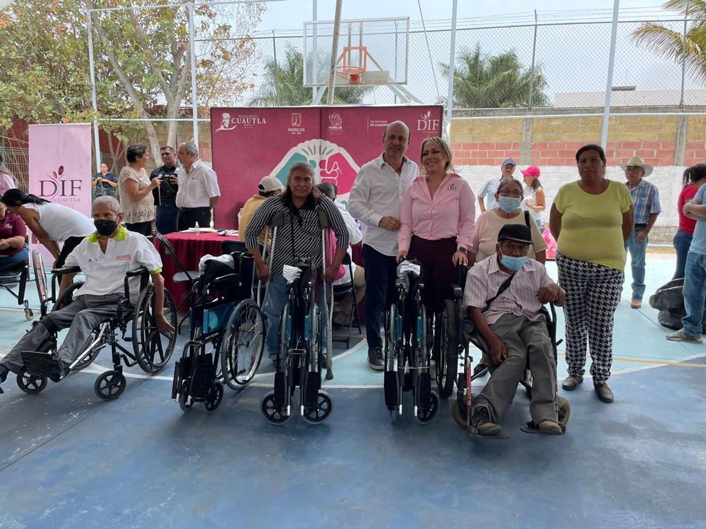 Beneficia Araceli García a la colonia 19 de febrero con donación de sillas de ruedas
