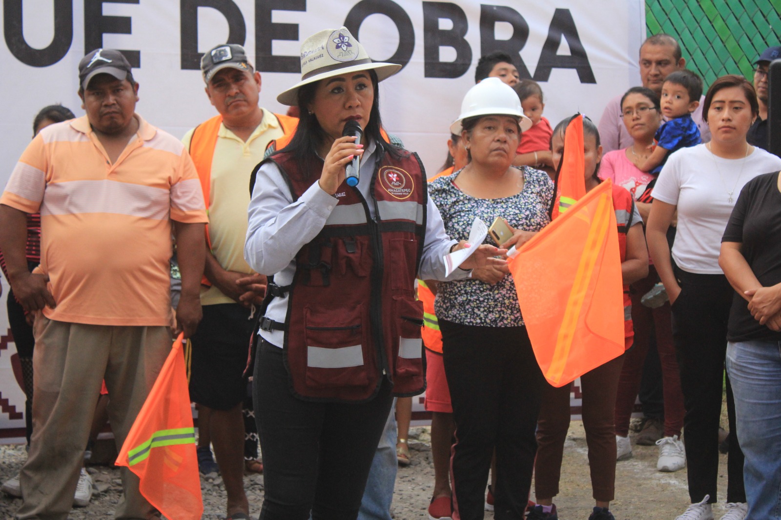 Brenda Guerra da banderazo a obra de pavimentación en Amacuitlapilco