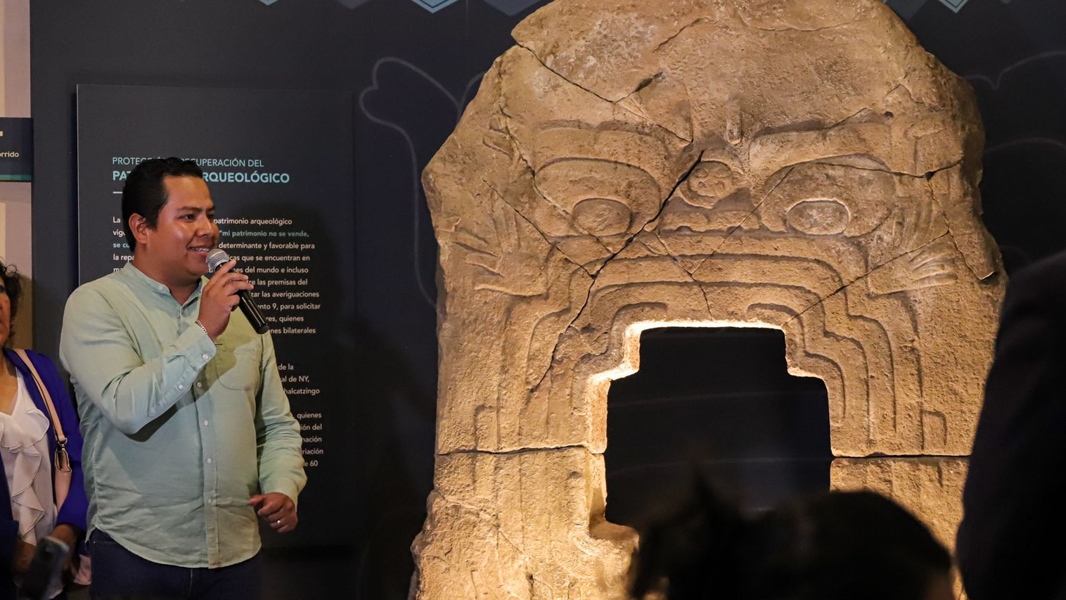 Ya exponen pieza de Chalcatzingo «Portal del Inframundo» en Cuernavaca