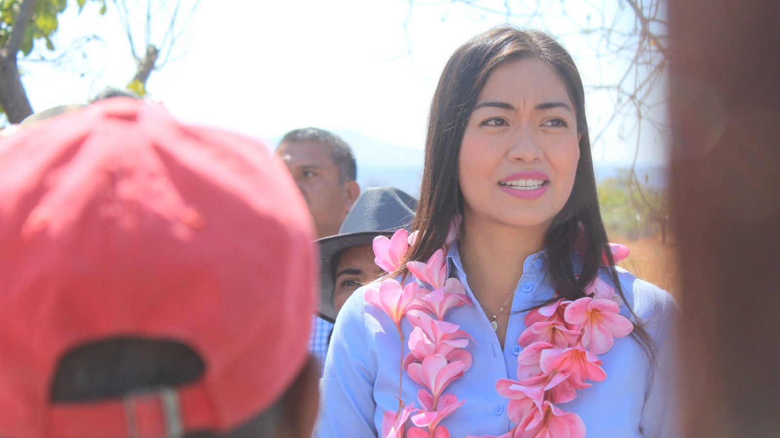 Alma Reyes da banderazo de rehabilitación de Camino Real en Texcalpan