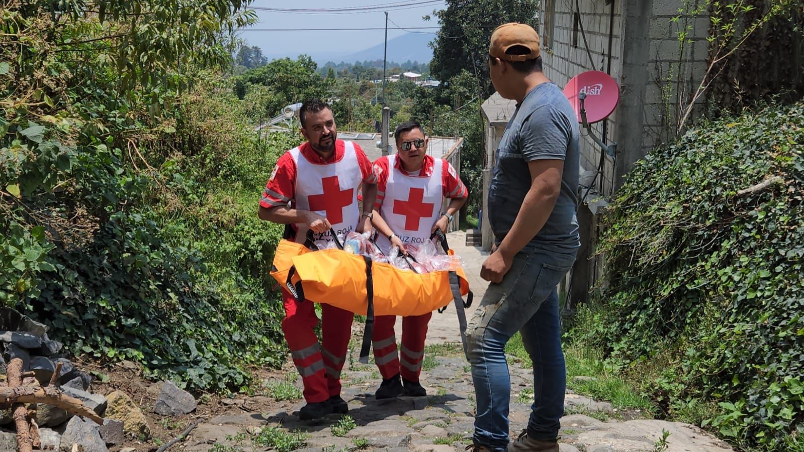 Continúan trabajando brigadistas comunitarios de Cruz Roja en zona cercana a Volcán