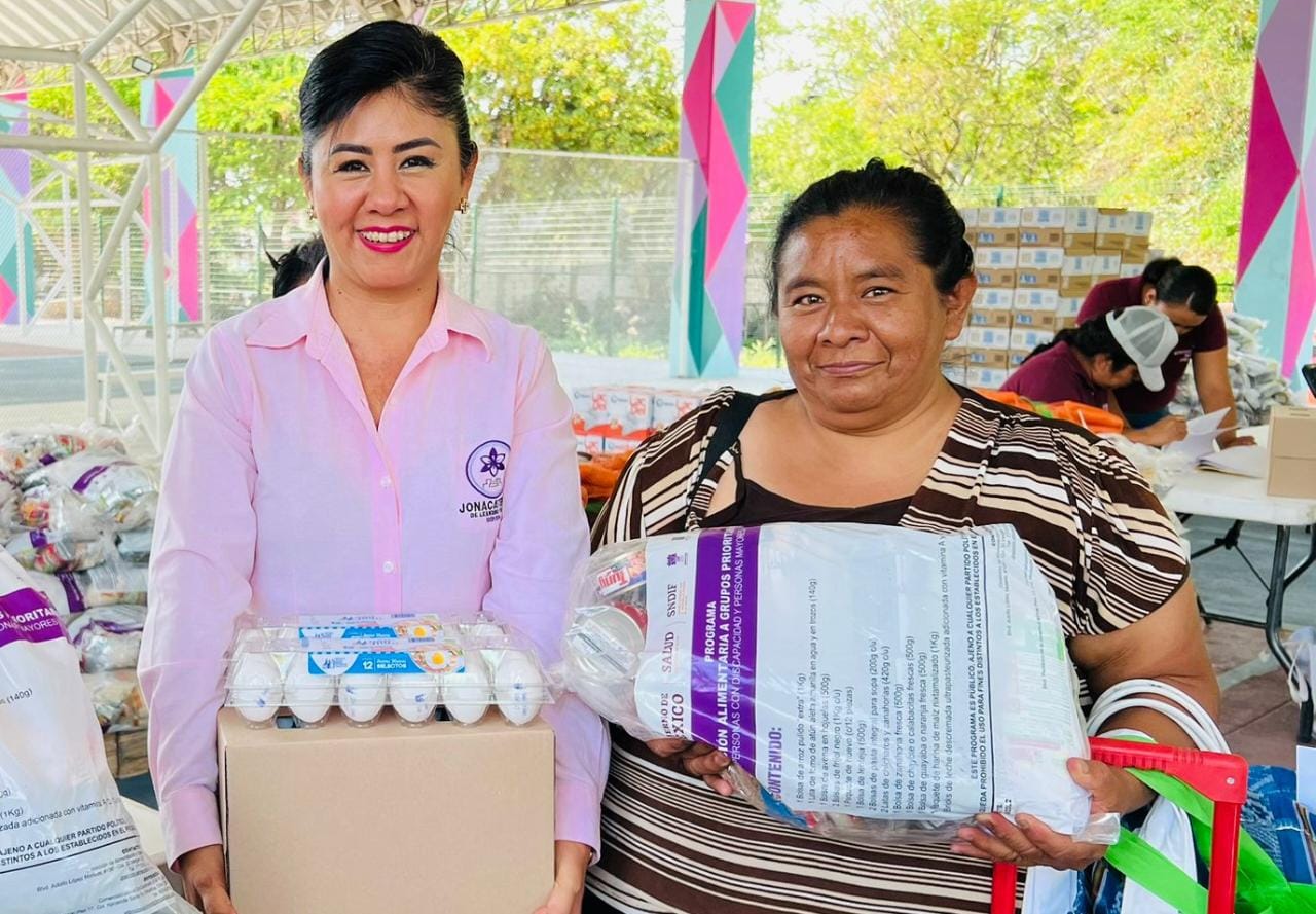 Entrega Brenda Guerra dotaciones alimentarias a más de 370 personas