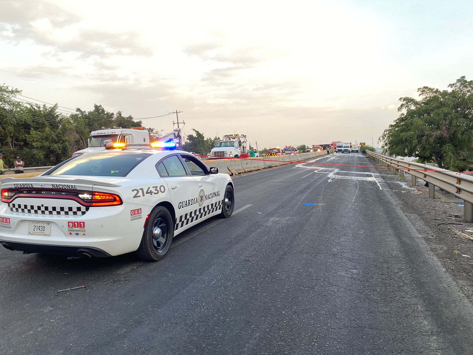 Muere hombre tras volcar trailer que conducía