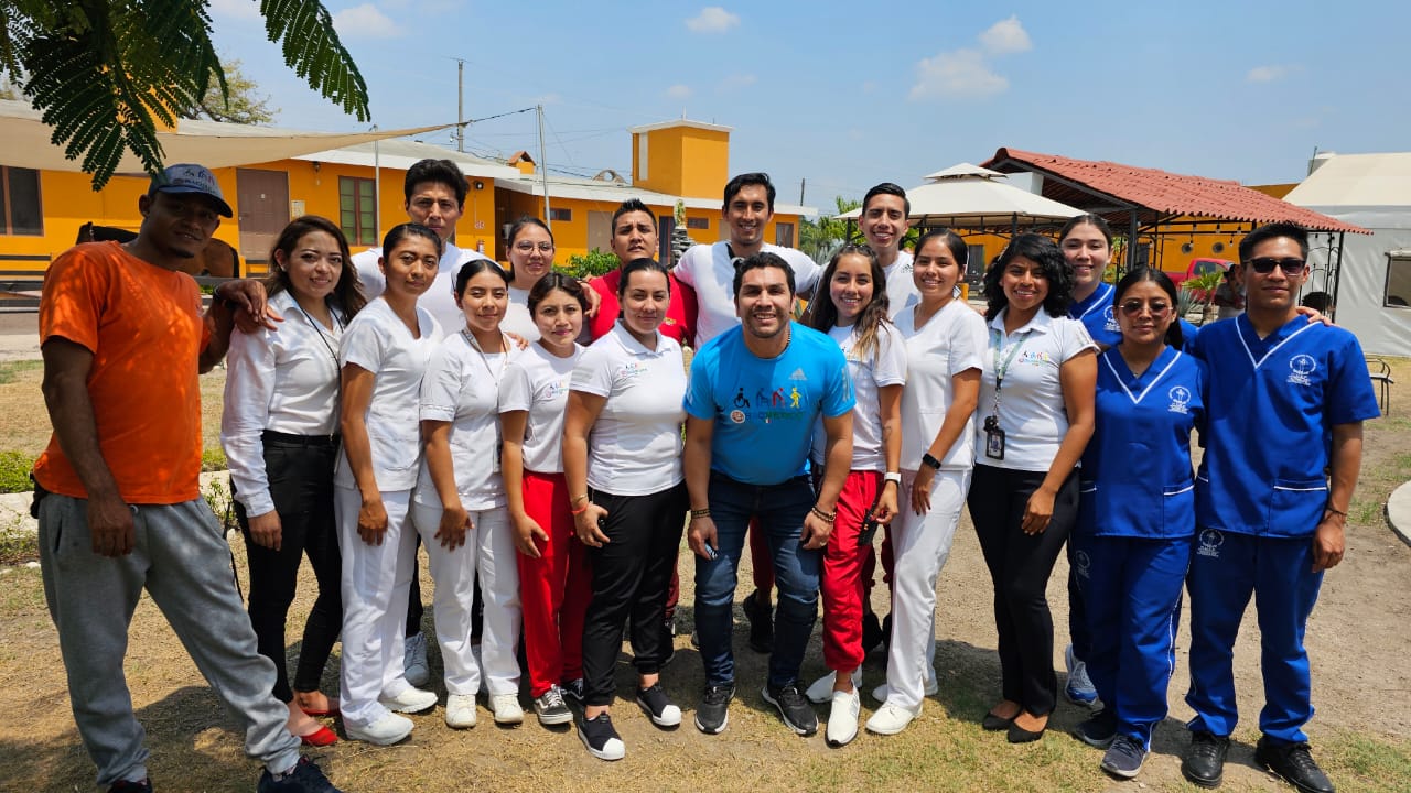 Visita Salvador Cabañas a personas con discapacidad en Cuautla