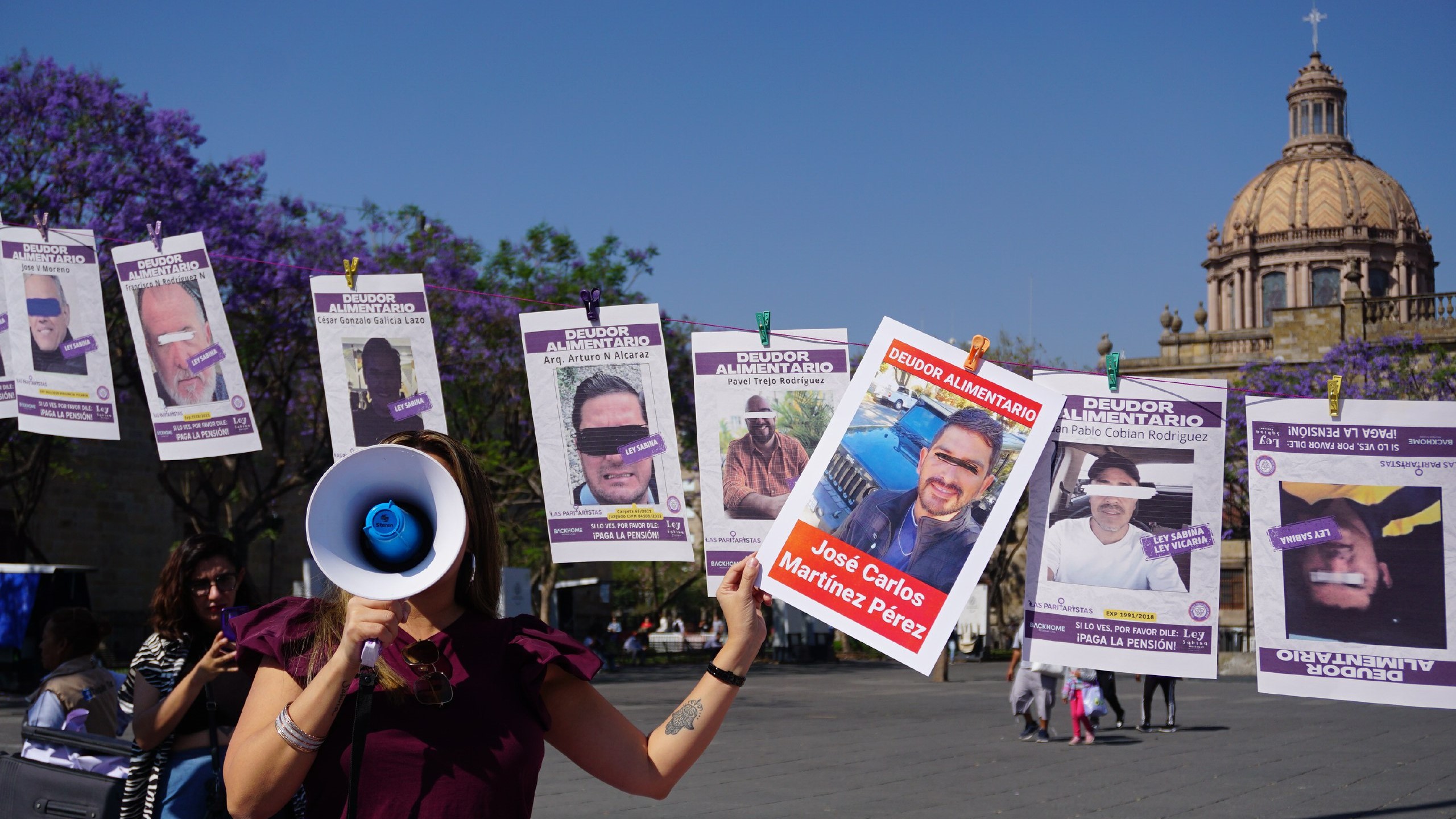 Instalan tendederos para exhibir a deudores alimentarios en todo México