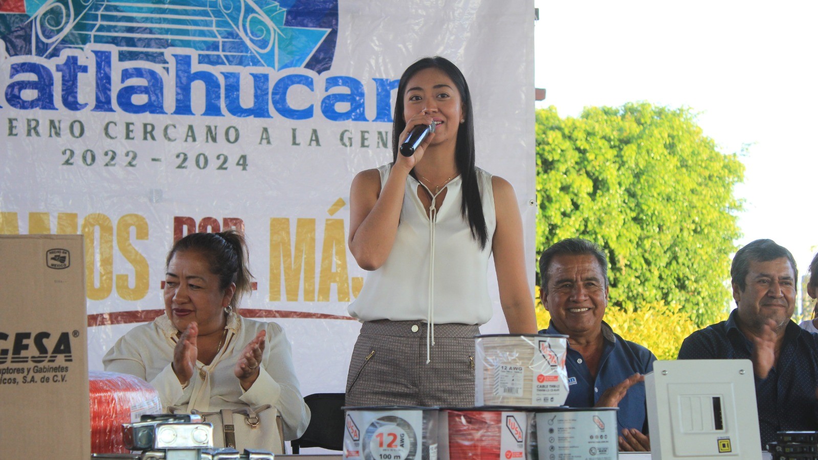 Alma Reyes entregó apoyos a la comunidad de Tepantongo