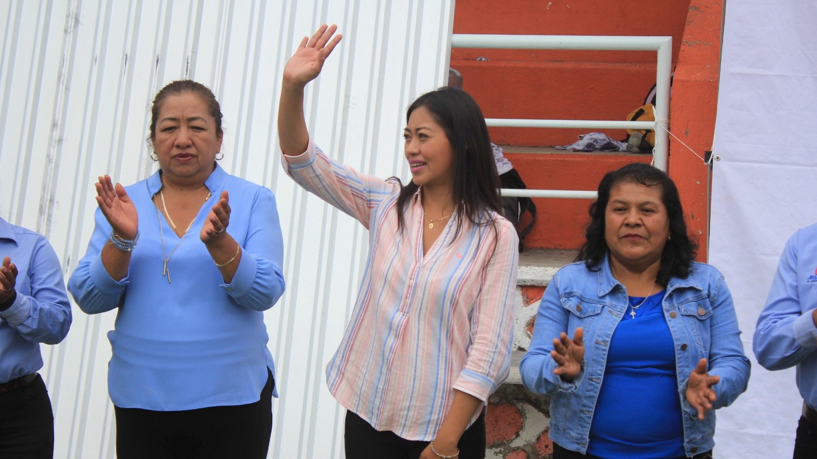 Entrega Alma Reyes láminas para rehabilitación de techado de la unidad deportiva