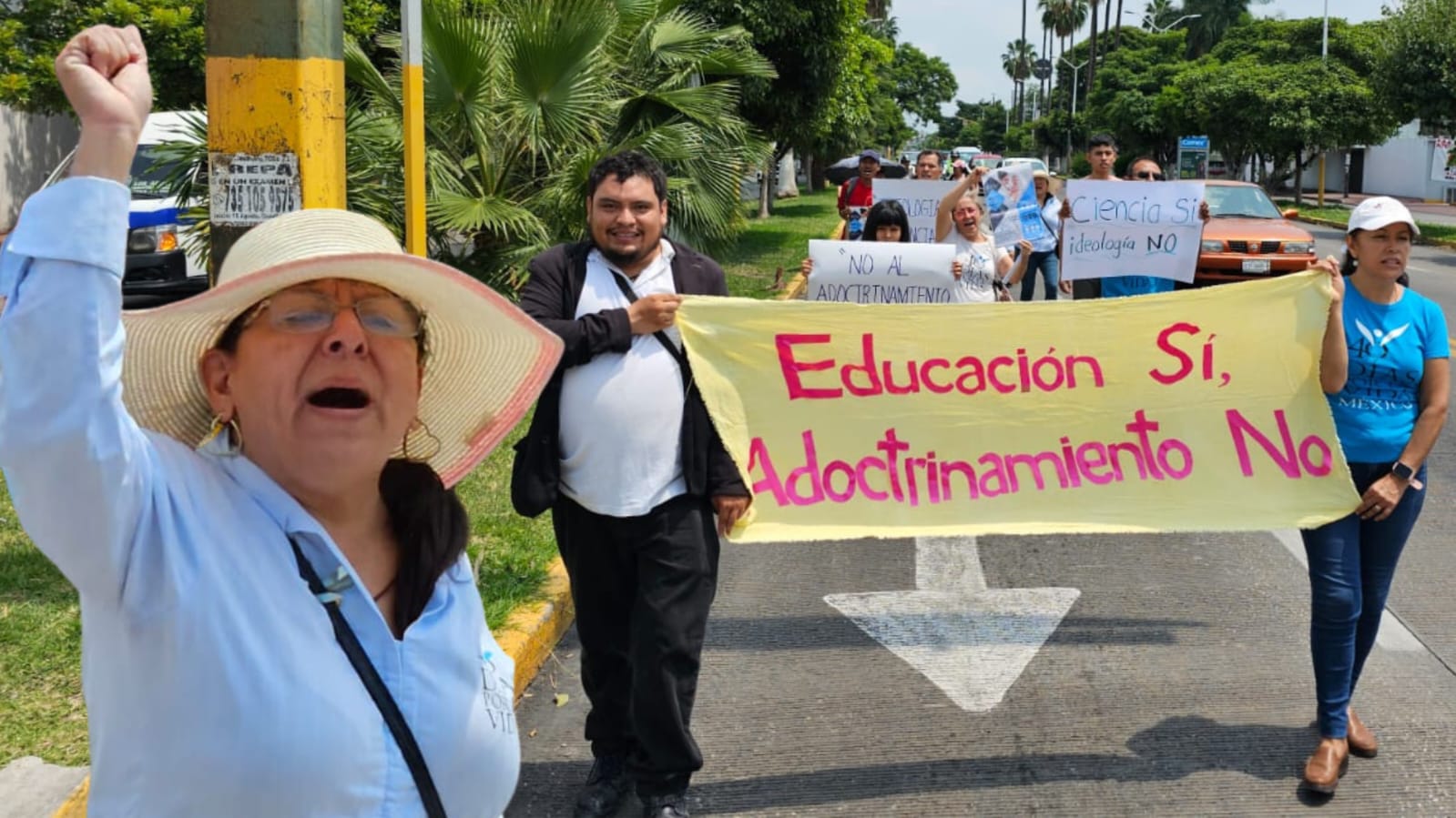 Marchan 15 personas en contra libros de texto en Cuautla