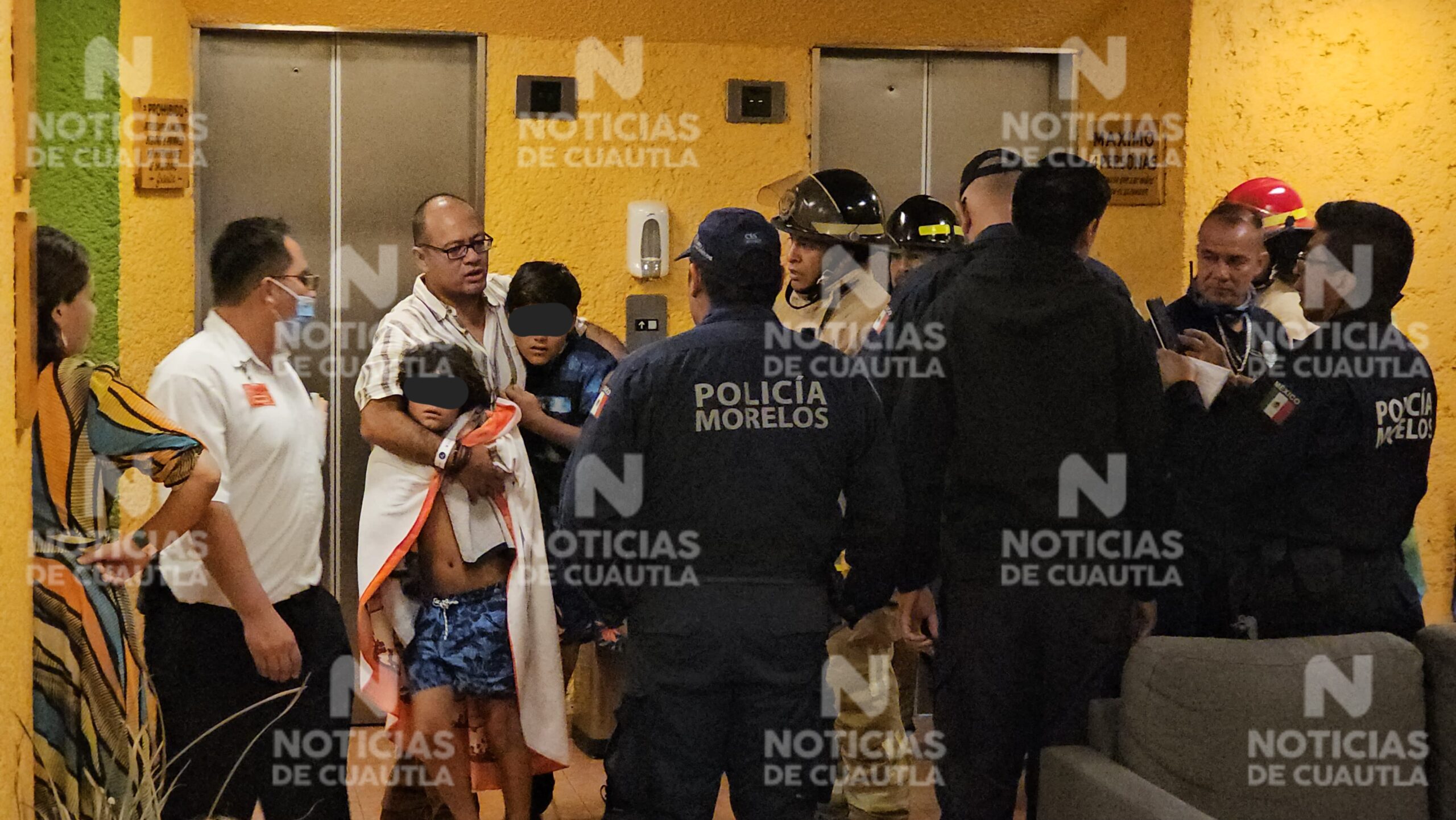 Tras más de una hora, logran rescatar a niños de elevador en Hotel Cuautla