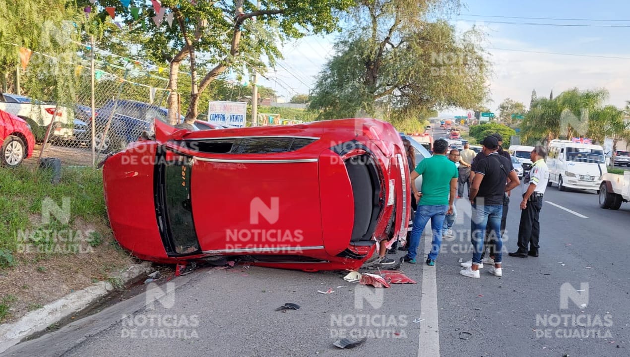 Vuelca automóvil sobre libramiento de Cuautla