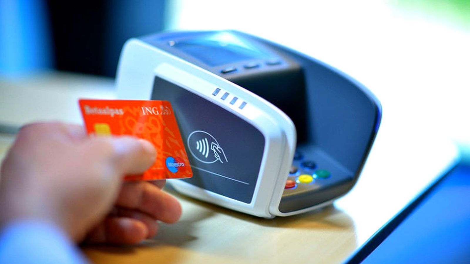 Alerta la Condusef de robo de datos a través de las tarjetas con sistema contactlees