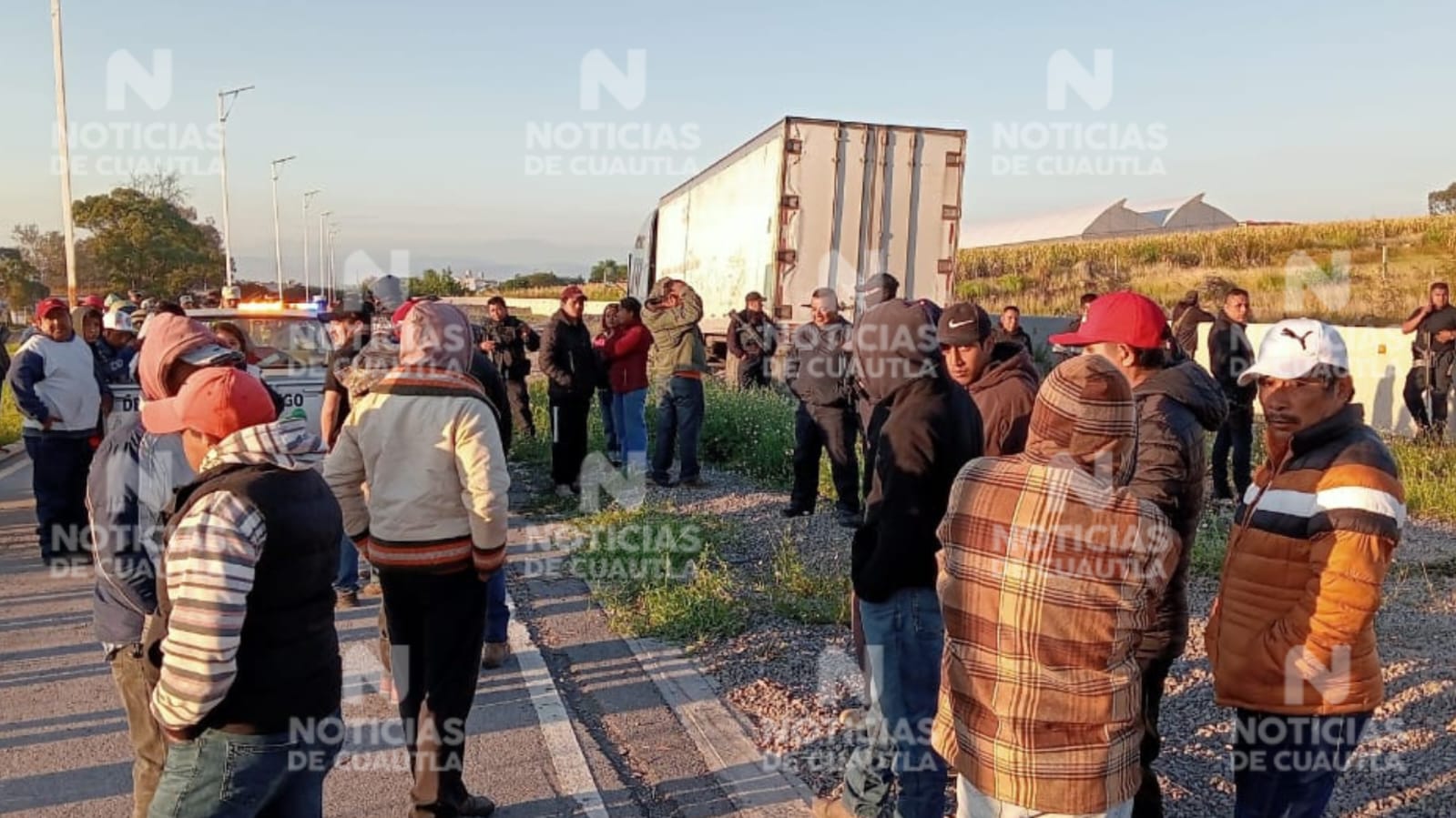 Deja accidente entre tráiler y camioneta 2 muertos y 4 heridos en Atlatláhucan