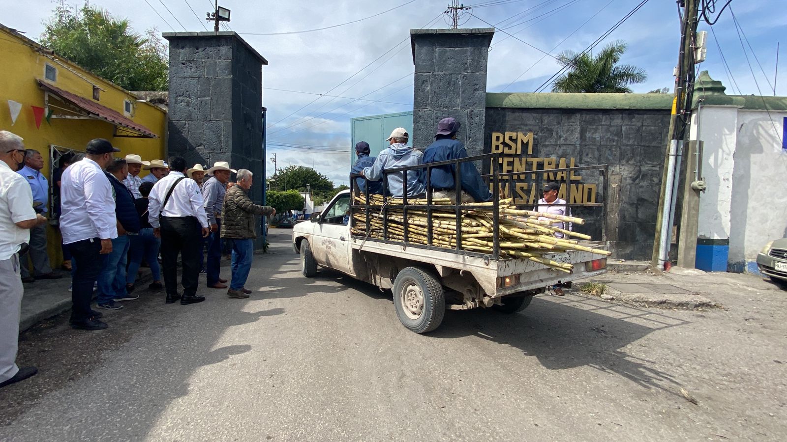 Productores cañeros toman accesos de ingenio de Casasano