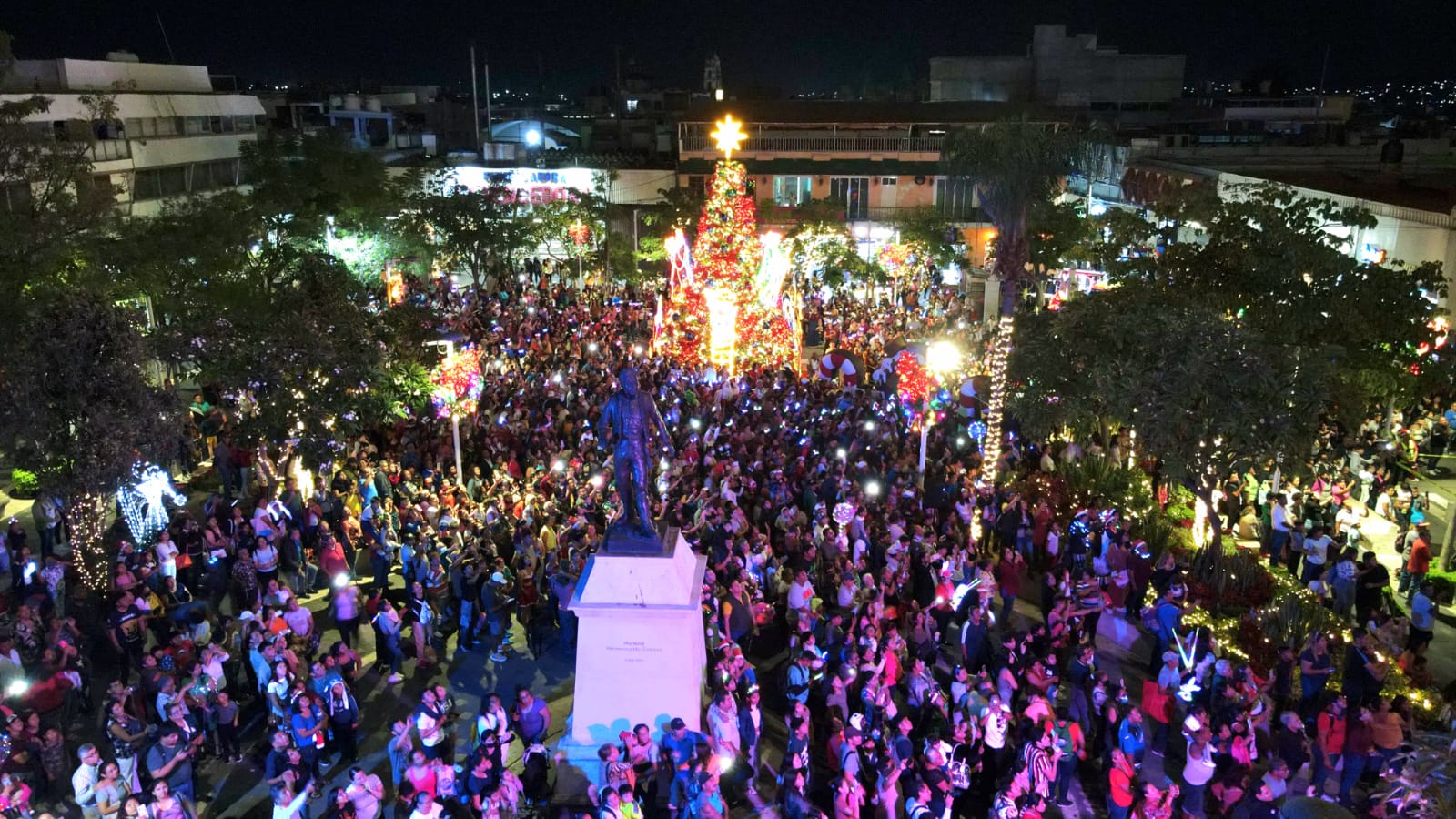 Encienden árbol de Navidad en Cuautla