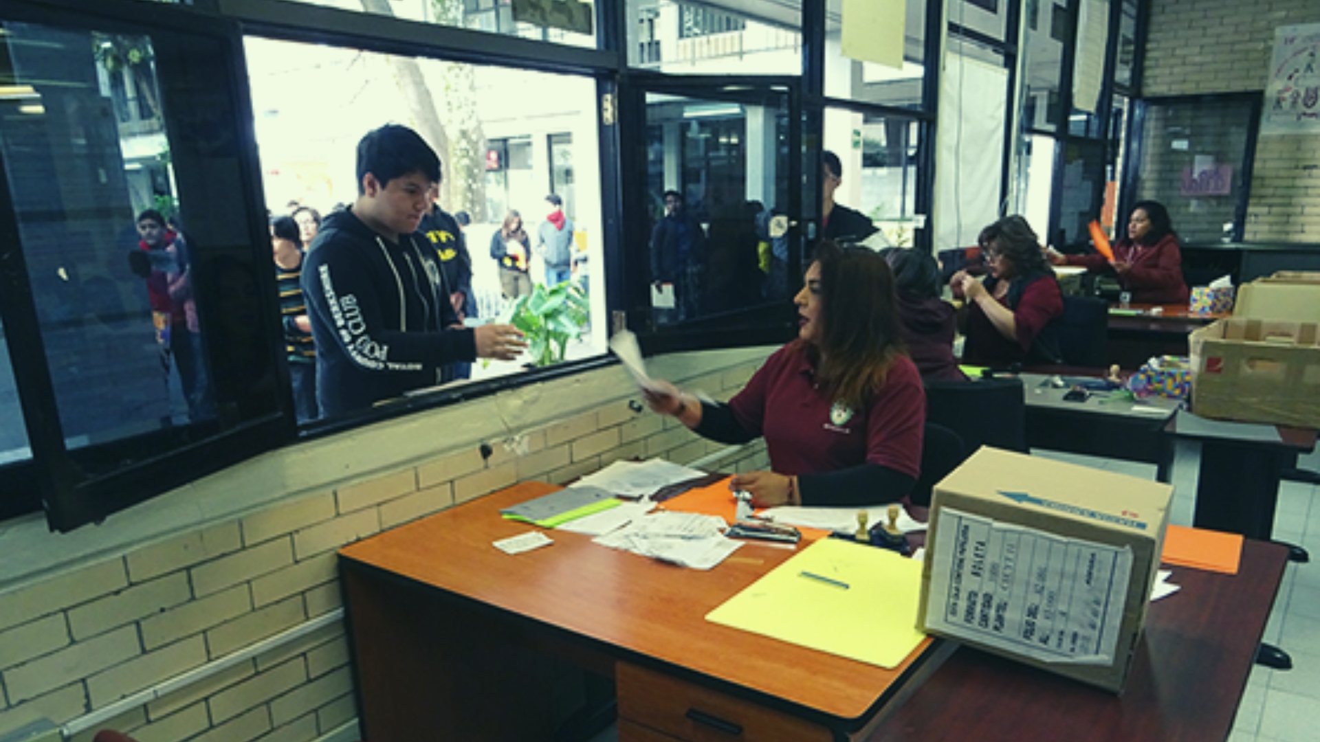 Escuelas públicas con déficit de personal administrativo