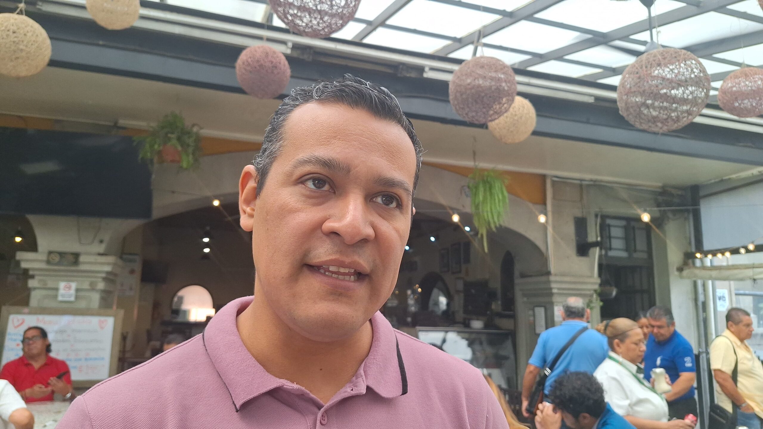 Escuelas y negocios discriminan a personas LGBT+