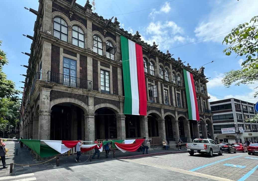 Pendones tricolor son colocados en sede del Ejecutivo
